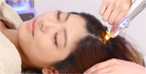 頭皮の毛穴を洗浄する女性